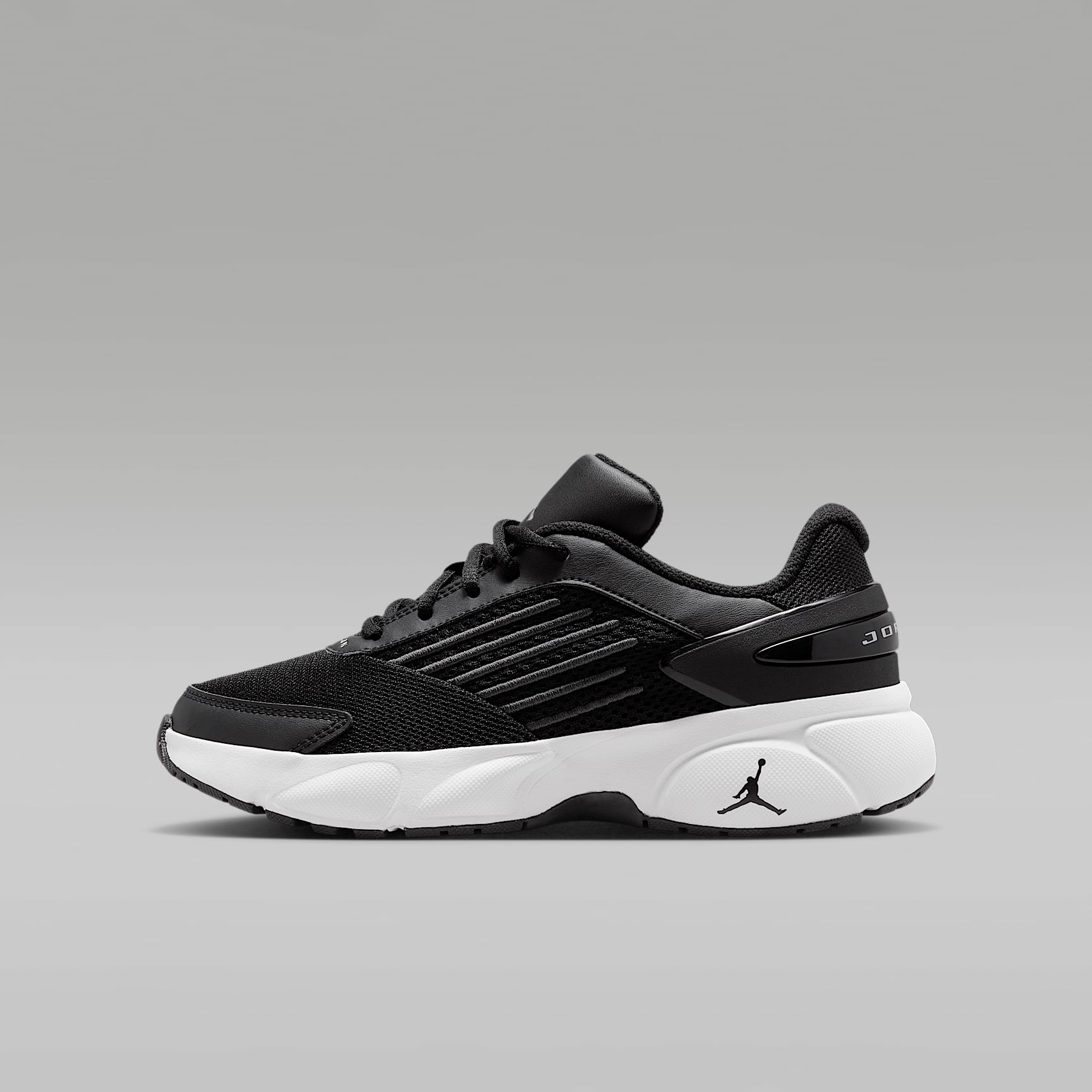 Jordan Trunner Flow Big Kids' Shoes. Nike.com